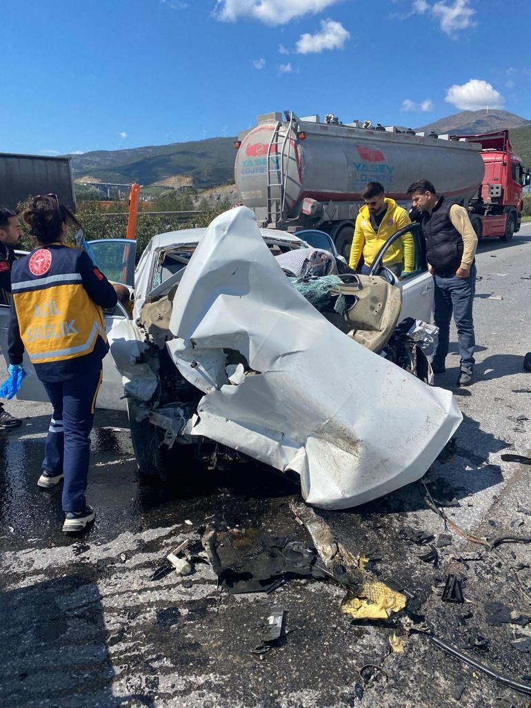 Otomobil TIR’a çarptı: 2 ölü, 2 yaralı