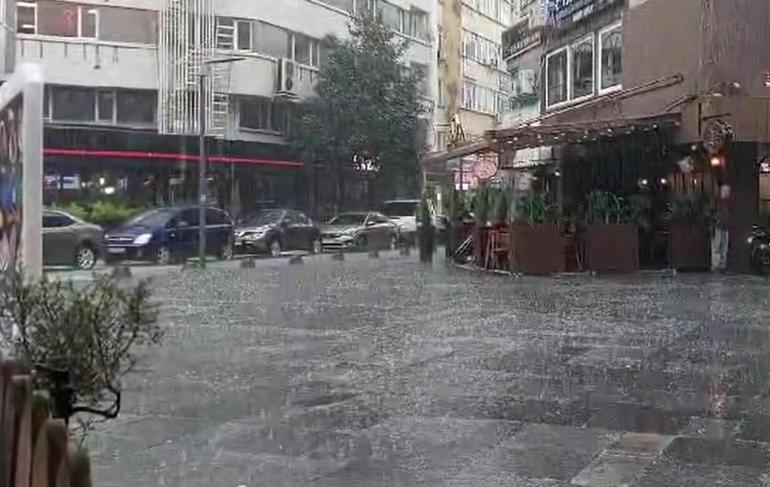 Balıkesir’de 15 dakikalık sağanak, yolları göle çevirdi