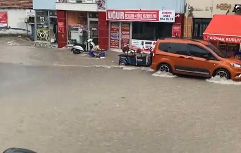 Balıkesir’de 15 dakikalık sağanak, yolları göle çevirdi