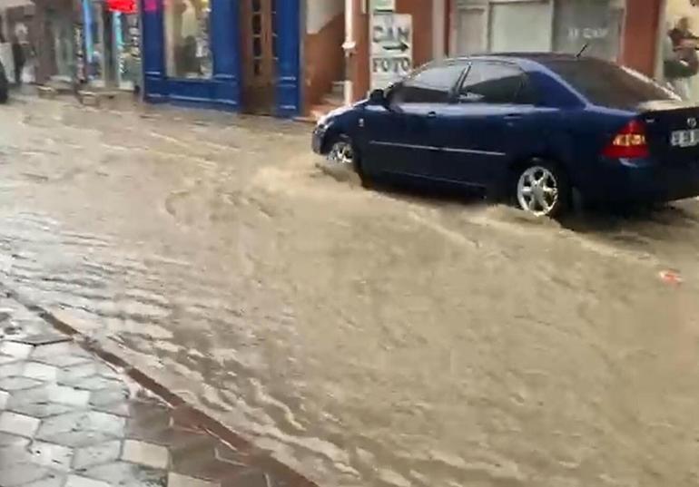 Balıkesir’de 15 dakikalık sağanak, yolları göle çevirdi