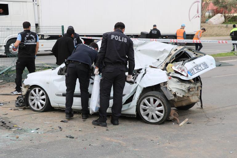 Otomobil karşı şeride geçerek 2 araca çarptı: 2 ölü, 3 yaralı