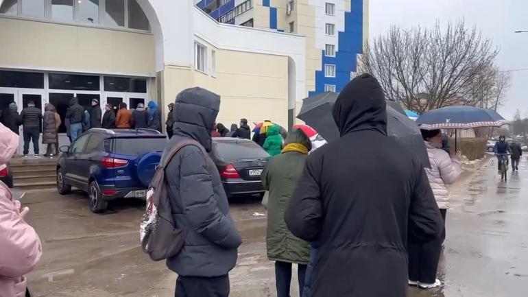 Rusya’daki terör saldırısında yaralananlara kan vermek için halk sırada