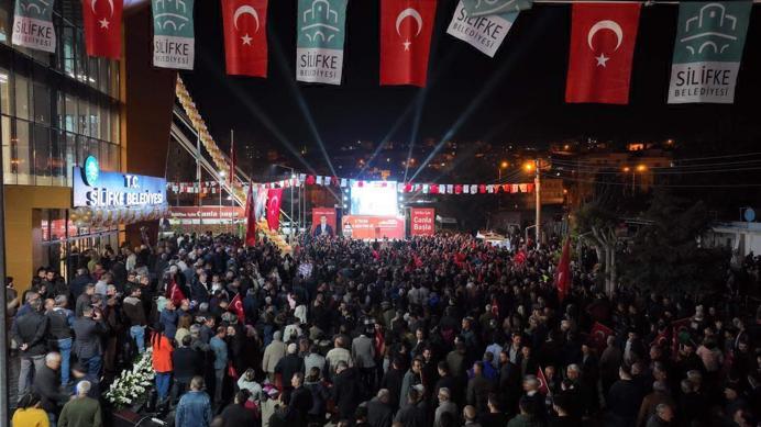 Silifke'de CHP itiraz etti, belediyenin yeni hizmet binasının açılışı tören öncesi ertelendi