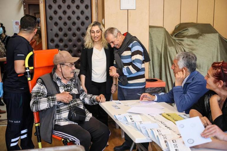 Sandık başına ambulansla giden seçmen: Canım çıkmadıkça her seçimde oy kullanmaya geleceğim