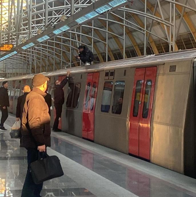 Metronun üzerine çıktı, seferler durdu