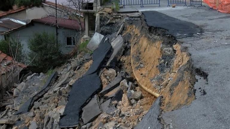 Maltepe’de gecekonduların üzerine yol çöktü