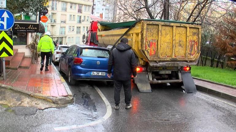 Beşiktaş'ta hafriyat kamyonunun tekeri fırladı: 1 öğrenci yaralandı, 3 araç hasar gördü