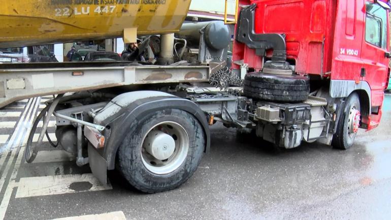 Beşiktaş'ta hafriyat kamyonunun tekeri fırladı: 1 öğrenci yaralandı, 3 araç hasar gördü