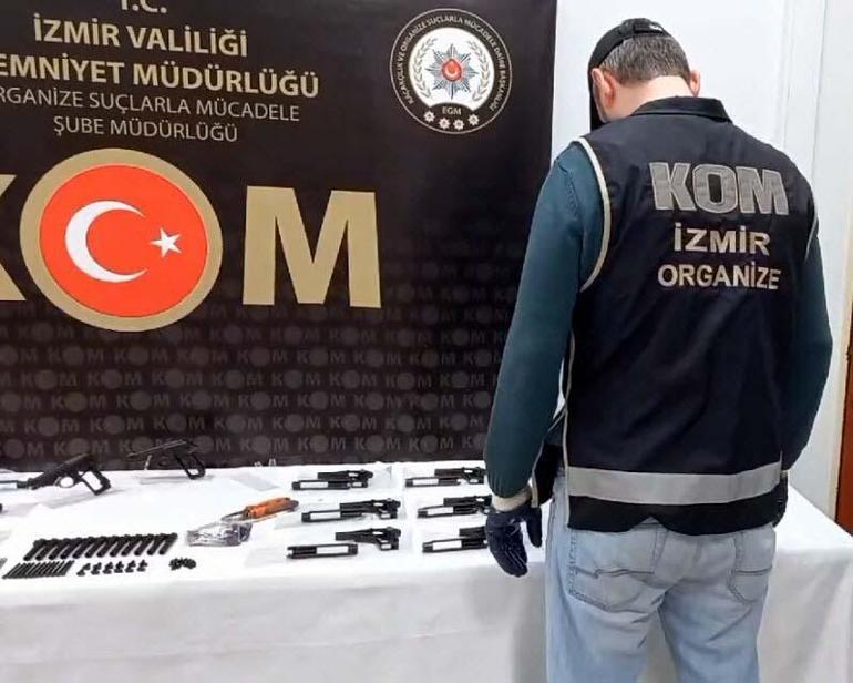 Otomobilde 15 tabancayla yakalanan 2 şüpheliye gözaltı