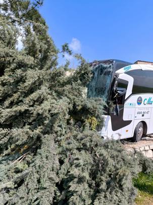 Yolcu otobüsünün evin bahçesine girdiği kaza kamerada