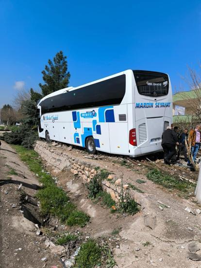 Yolcu otobüsünün evin bahçesine girdiği kaza kamerada