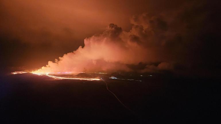 İzlanda’da lav Grindavik kentine yaklaşıyor