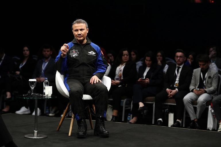 İlk Türk astronot Gezeravcı gençlerle buluştu