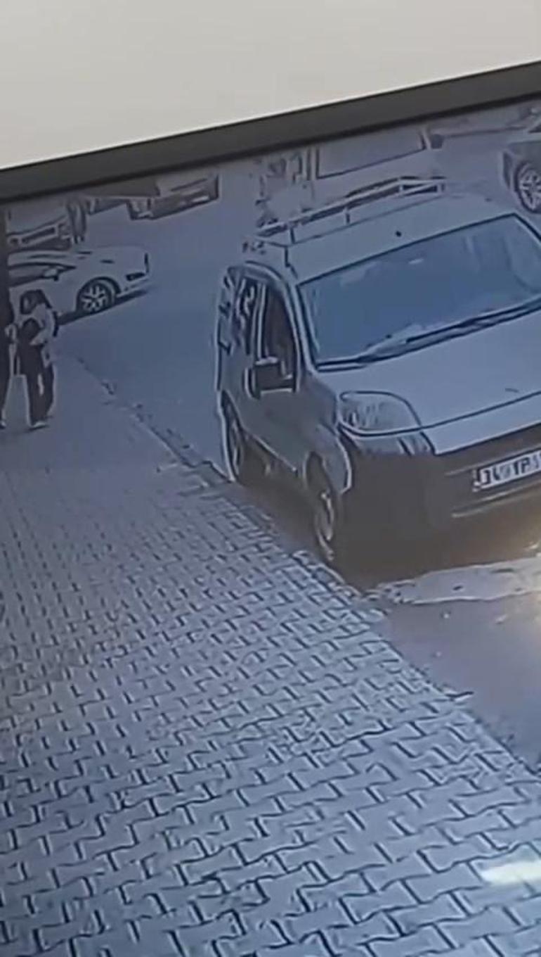 Başakşehir'de tek teker giden motosikletliye hafif ticari araç çarptı; o anlar kamerada