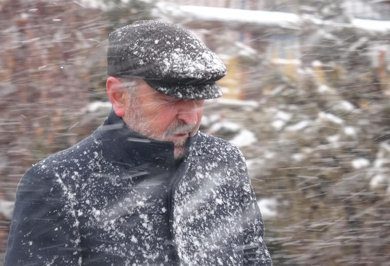 Erzurum'da kar yağışı; 147 mahallenin yolu ulaşıma kapandı