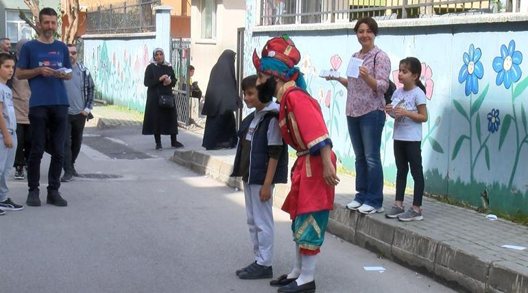 Bursa'da, sandığa Karagöz kostümüyle gitti