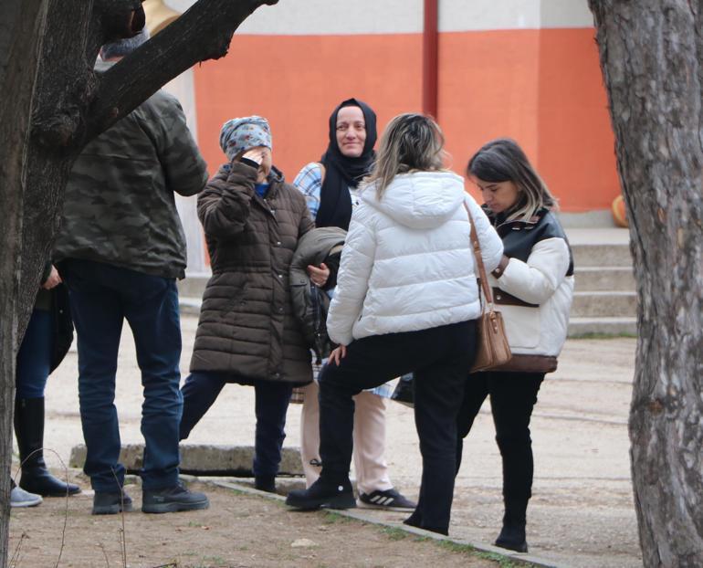 Demir korkuluklar koptu, 2 öğrenci sulama kanalına düştü