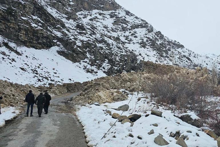 Van'da mahalle yoluna çığ düştü