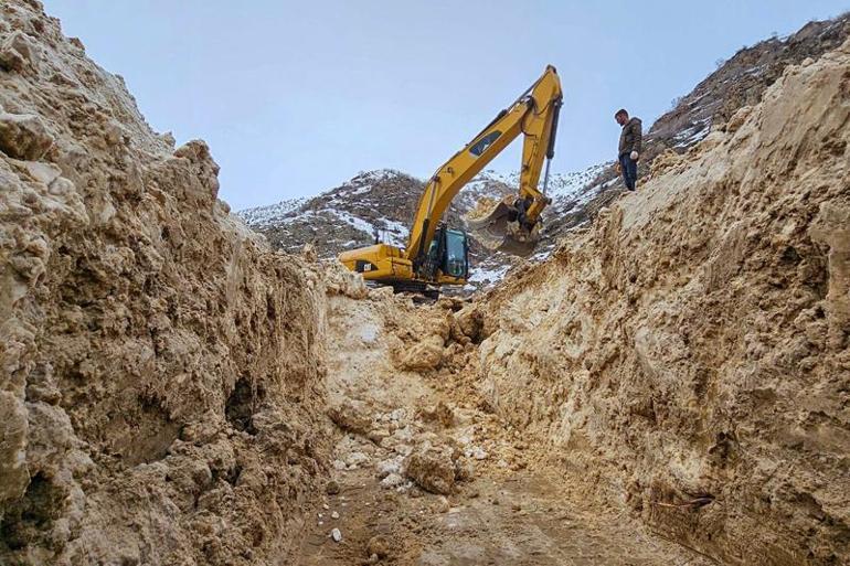 Van'da mahalle yoluna çığ düştü