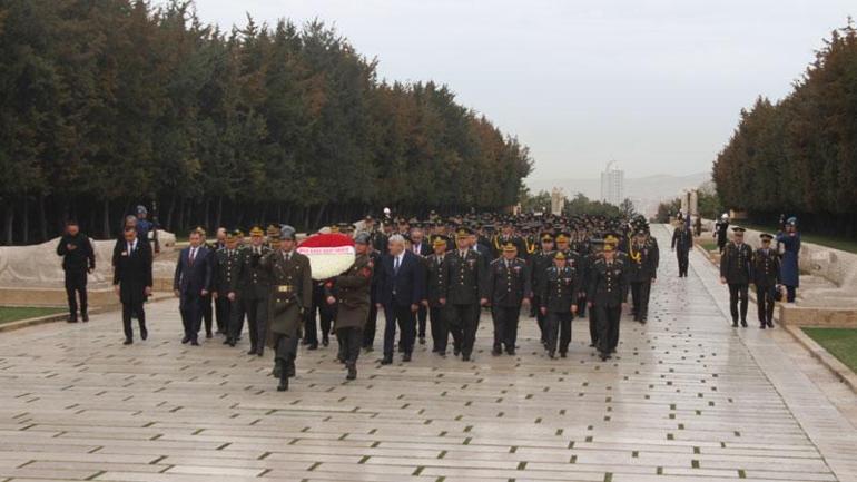 Kara Harp Okulu öğrencileri, Anıtkabir'i ziyaret etti