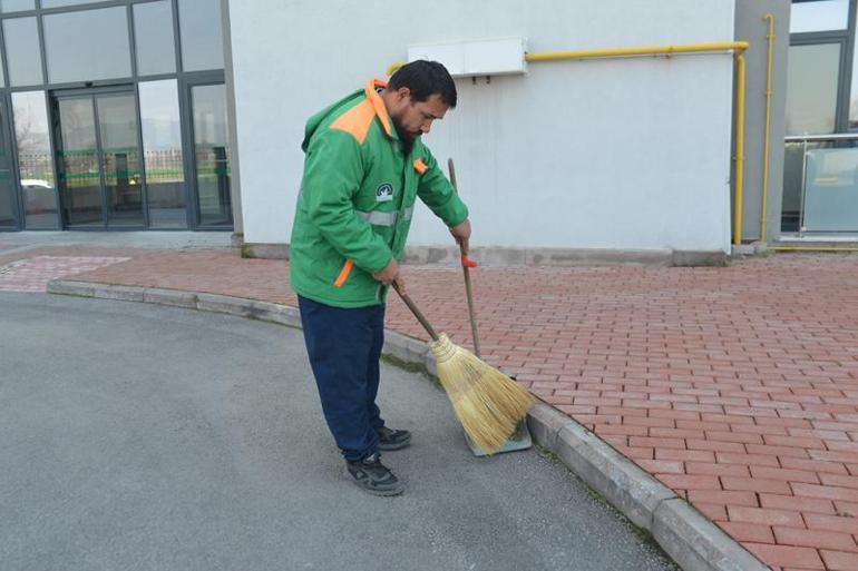 Sokak köpeğini süpürgesi ile kaşıyıp sevdi; temizlik personelinin o anları kamerada