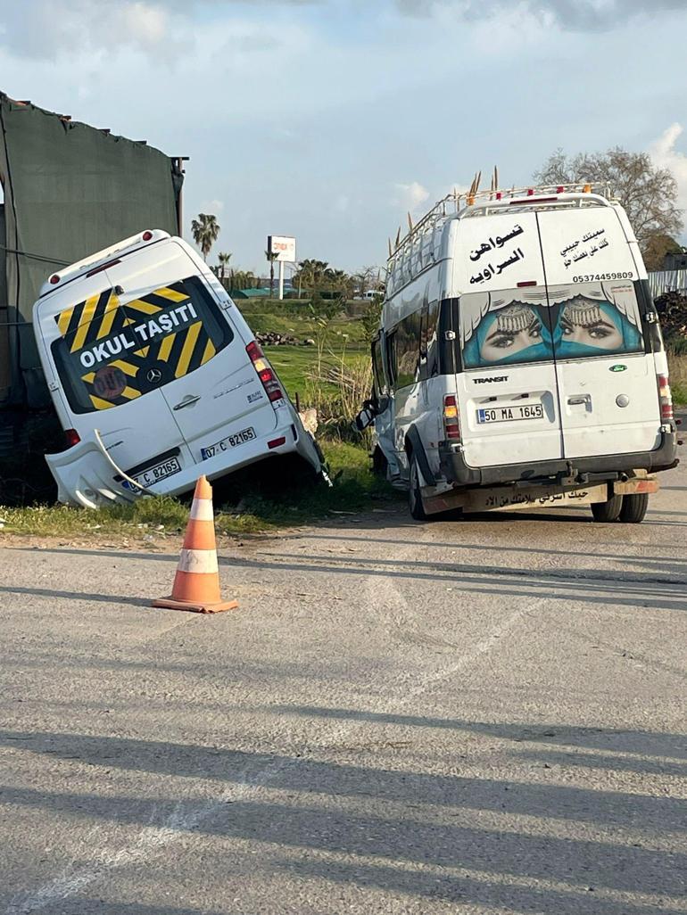 Antalya'da öğrenci ve işçi servis minibüsleri çarpıştı: 9 yaralı