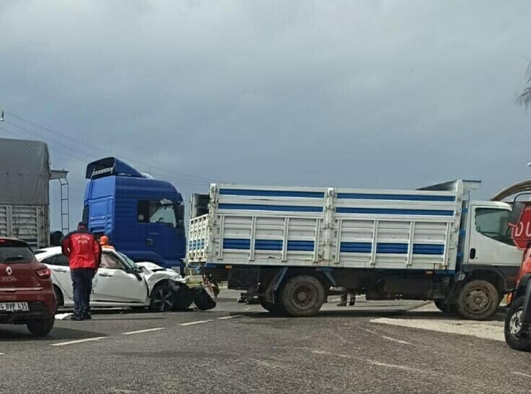 Sürücüsü 'U' dönüşü yapan kamyonete otomobil çarptı: 3 yaralı