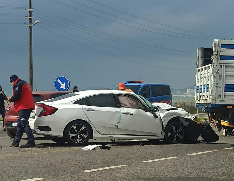 Sürücüsü 'U' dönüşü yapan kamyonete otomobil çarptı: 3 yaralı