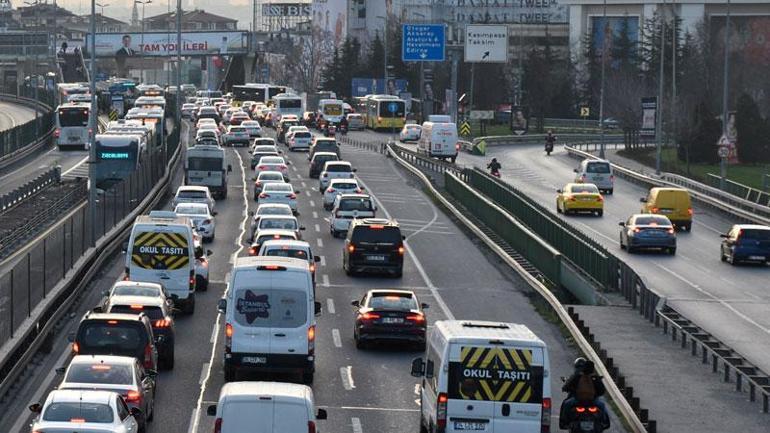 İstanbul'da ilk iftar öncesi trafik yoğunluğu yüzde 74'e ulaştı