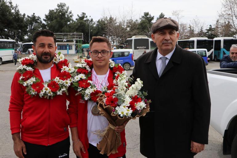 Dünya rekoru kıran down sendromlu Emirhan'a özel karşılama