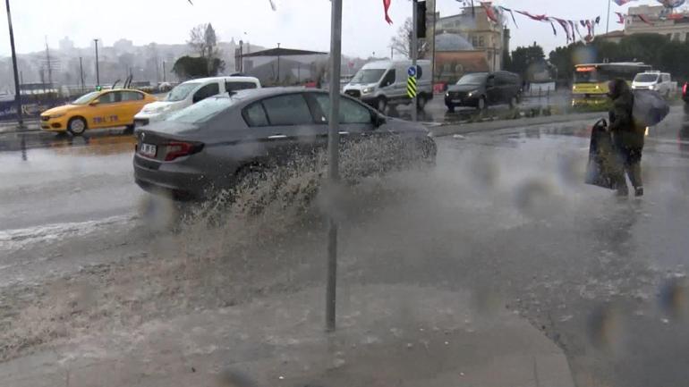 Eminönü'nde sağanak yağış sonrası yollar göle döndü