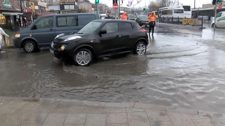 Eminönü'nde sağanak yağış sonrası yollar göle döndü