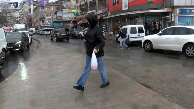 Eminönü'nde sağanak yağış sonrası yollar göle döndü