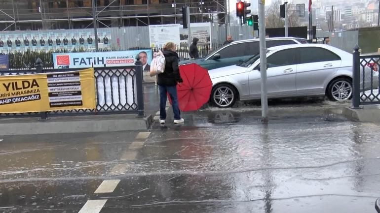 Eminönü'nde sağanak yağış sonrası yollar göle döndü