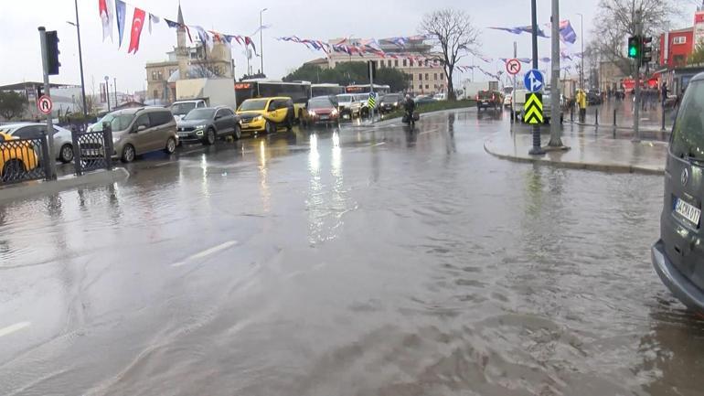 Eminönü'nde sağanak yağış sonrası yollar göle döndü