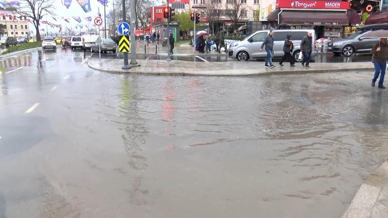 Eminönü'nde sağanak yağış sonrası yollar göle döndü