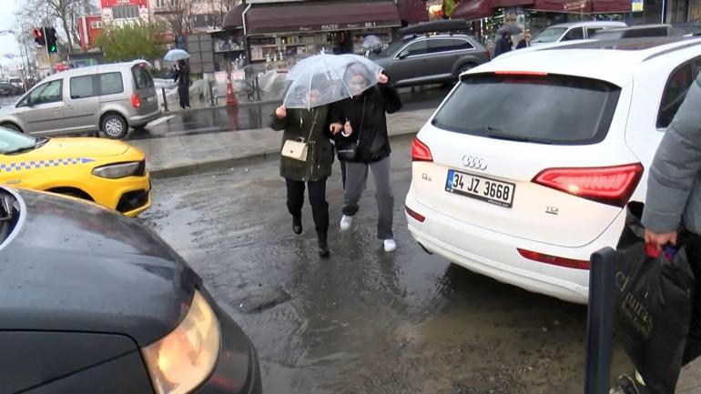 Eminönü'nde sağanak yağış sonrası yollar göle döndü