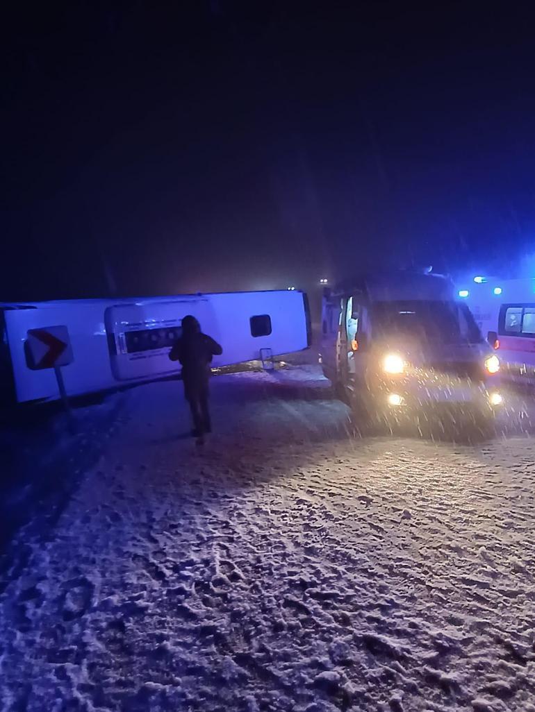 Bingöl'de yolcu otobüsü devrildi: 18 yaralı