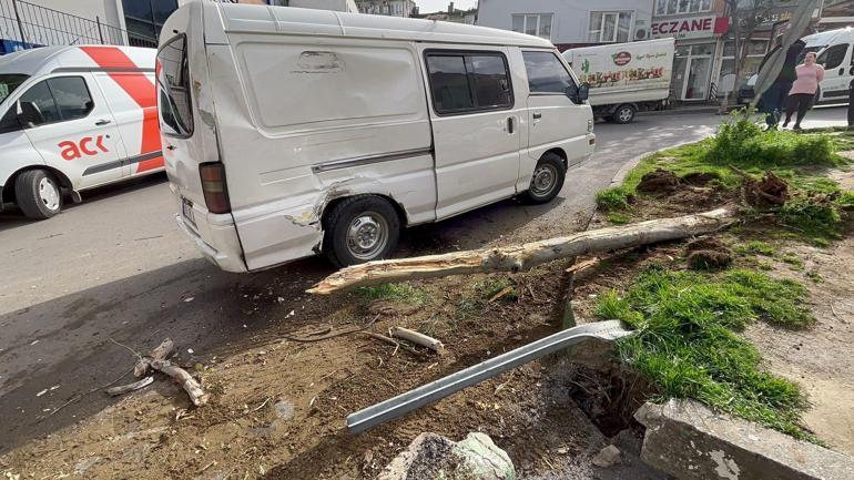 Freni boşalan servis otobüsü, minibüs ile binanın önündeki korkuluklara çarptı