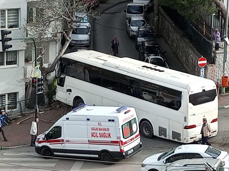 Freni boşalan servis otobüsü, minibüs ile binanın önündeki korkuluklara çarptı