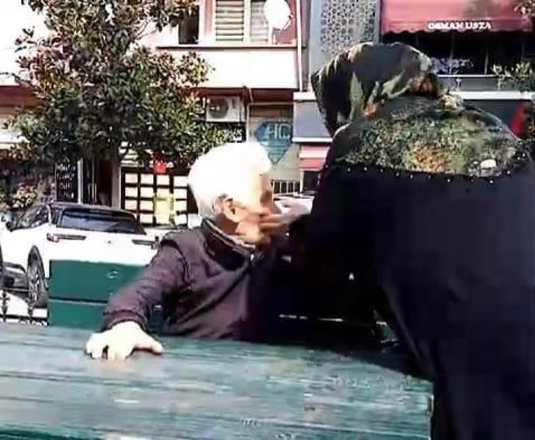 Kocası yeni ölen kadın, kendisini rahatsız eden kişiyi parkta dövdü; o anlar kamerada