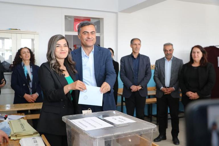 DEM Parti'nin Van büyükşehir adayları oylarını kullandı