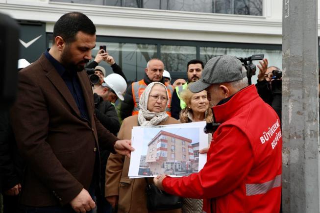 Büyükçekmece'de kentsel dönüşüm kapsamında 4 katlı 2 bina daha yıkıldı