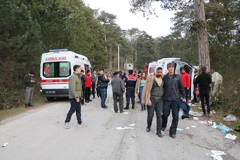 Bolu'da tatilcilerin taşındığı minibüs devrildi: 14 yaralı