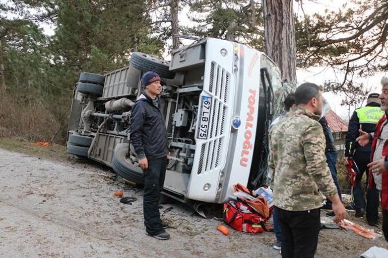 Bolu'da tatilcilerin taşındığı minibüs devrildi: 14 yaralı