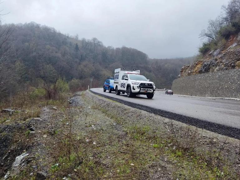 Dereye devrilen otomobilde sıkışan sürücüyü boğulmaktan AFAD ekipleri kurtardı