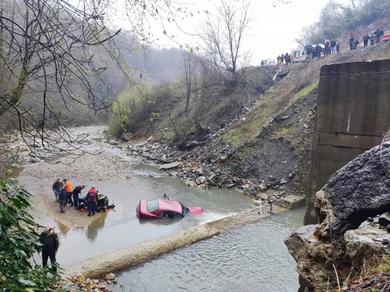 Dereye devrilen otomobilde sıkışan sürücüyü boğulmaktan AFAD ekipleri kurtardı