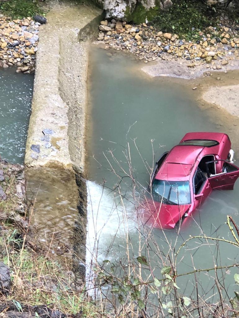 Dereye devrilen otomobilde sıkışan sürücüyü boğulmaktan AFAD ekipleri kurtardı