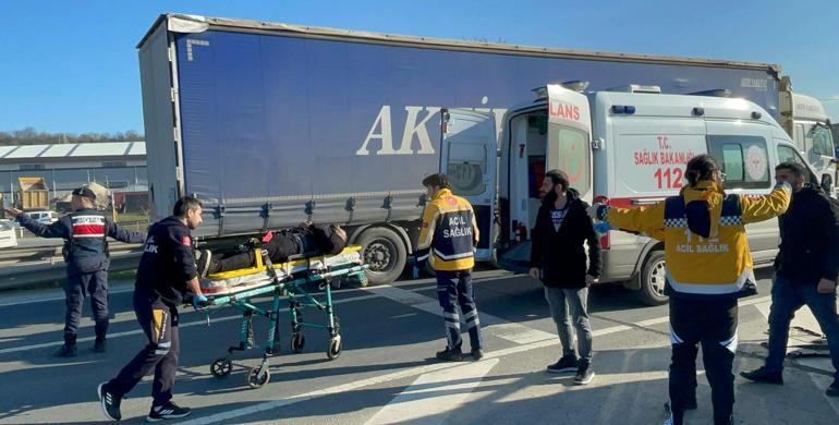 Tekirdağ'da TIR'ın, ışıkta bekleyen minibüse çarptığı kazada 5 kişi yaralandı