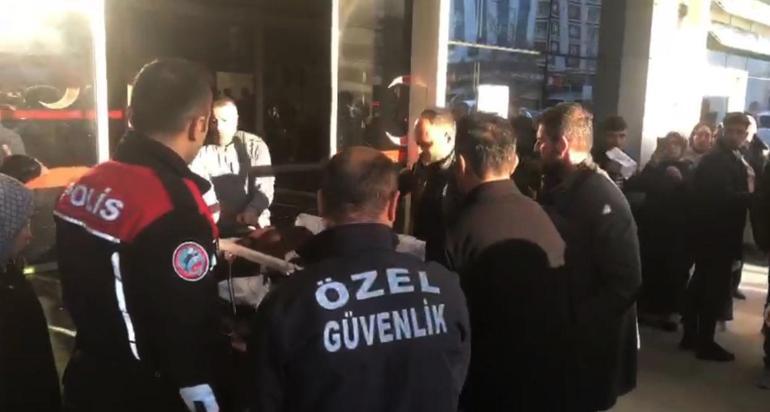 Hastane önündeki otomobilde baygın haldeki kadın, aracın camı kırılarak tedaviye alındı